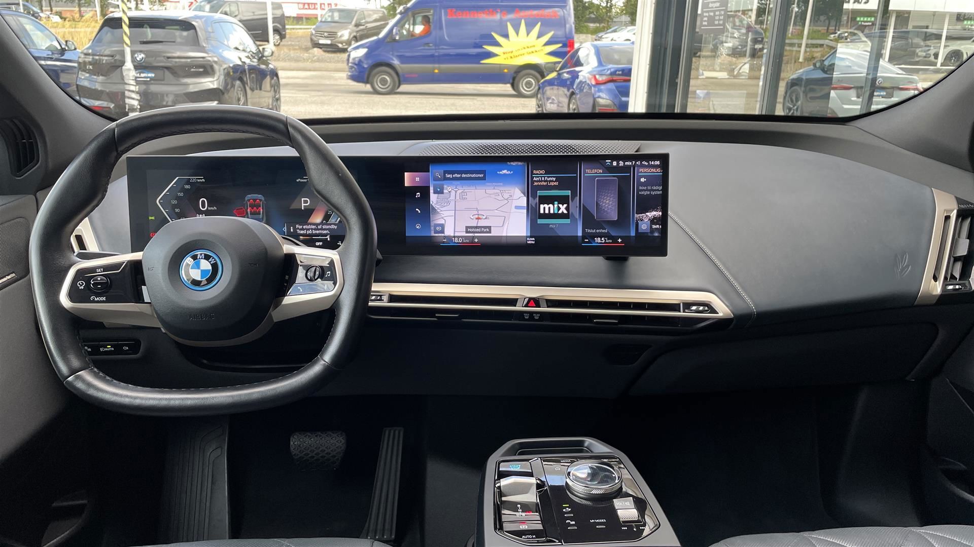 Blå BMW iX fra 2023