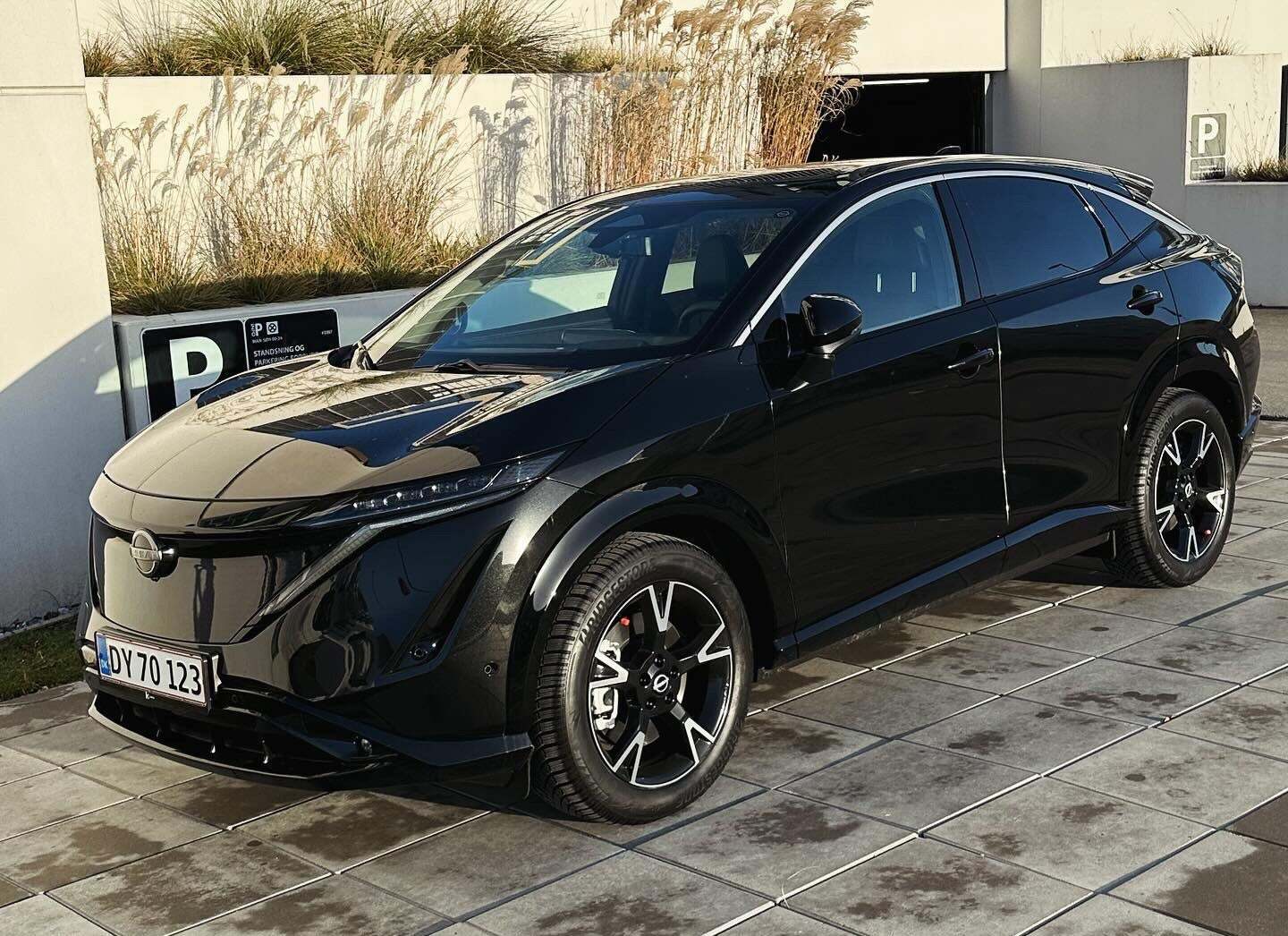 Gul Nissan Ariya fra 2022 set udefra