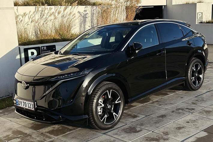 Gul Nissan Ariya fra 2022 set udefra