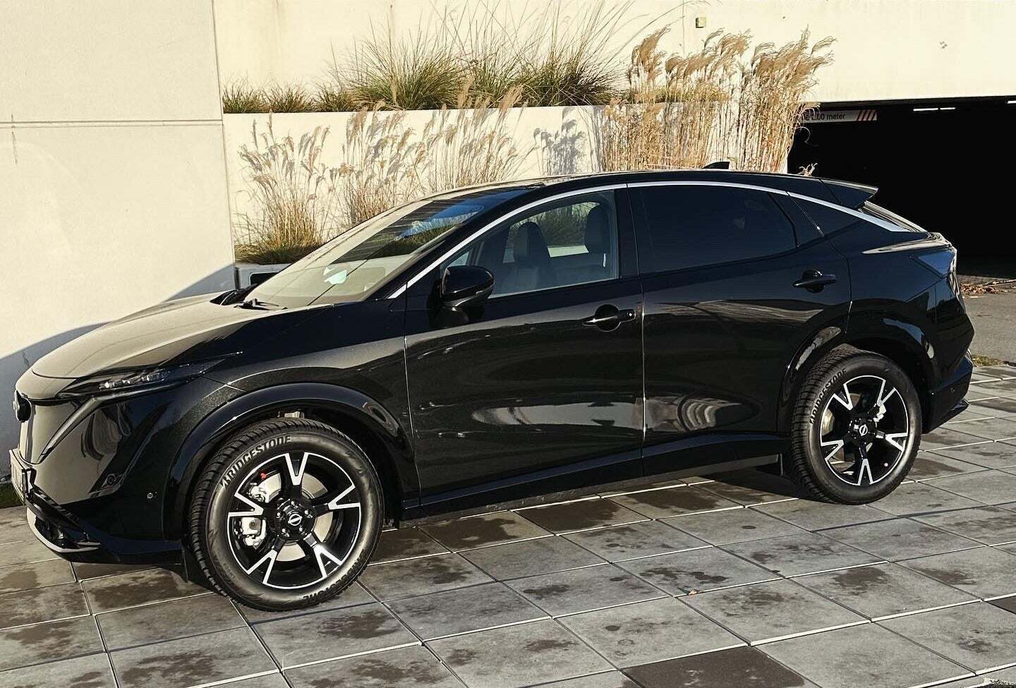 Gul Nissan Ariya fra 2022