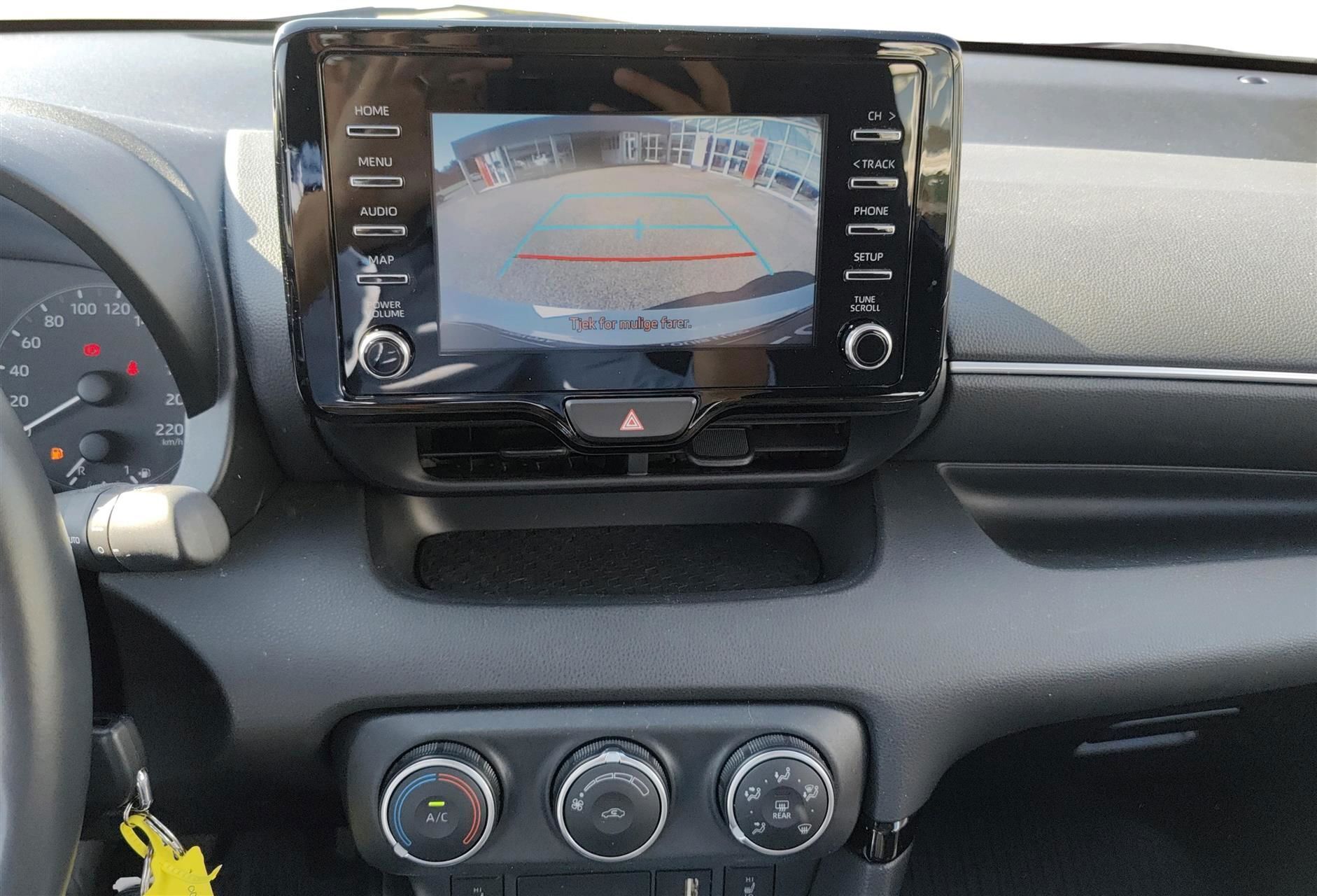 Hvid Toyota Yaris fra 2023