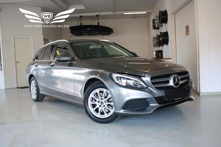 Grå Mercedes C220 d fra 2016 set udefra