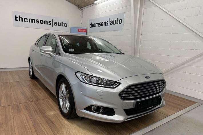 Sølv Ford Mondeo fra 2016 set udefra