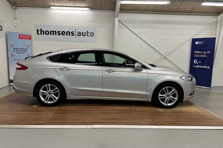 Sølv Ford Mondeo fra 2016 set udefra