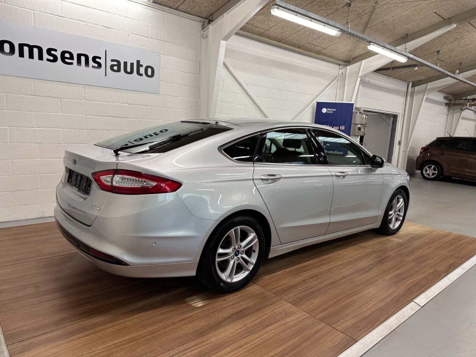 Sølv Ford Mondeo fra 2016 set udefra