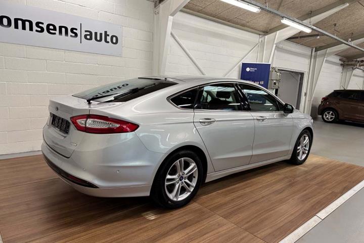 Sølv Ford Mondeo fra 2016 set udefra