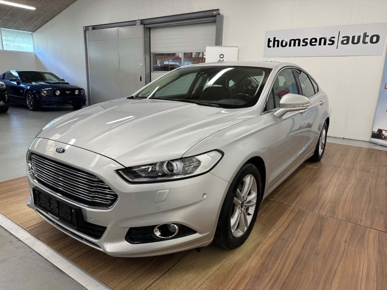 Sølv Ford Mondeo fra 2016 set udefra