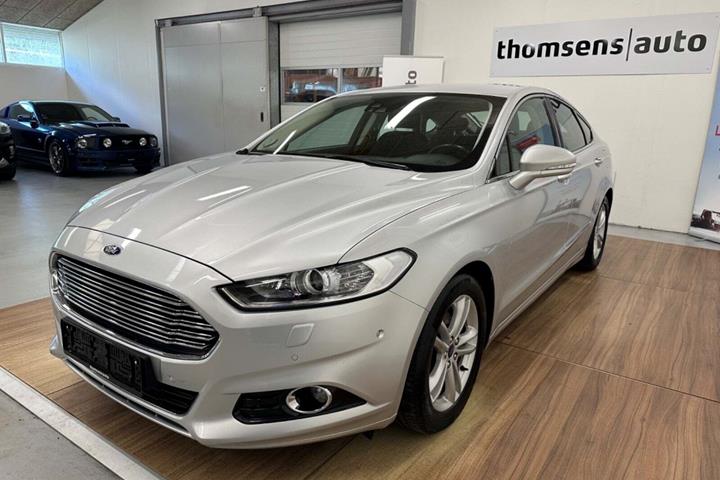 Sølv Ford Mondeo fra 2016 set udefra