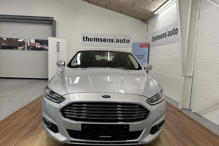 Sølv Ford Mondeo fra 2016 set udefra