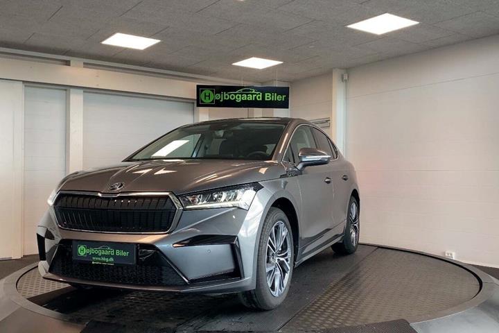 Grå Skoda Enyaq fra 2023 set udefra