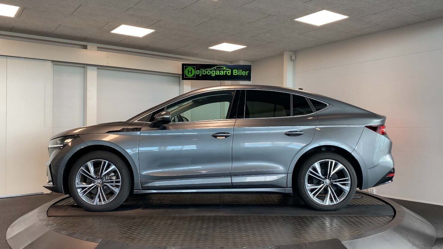 Grå Skoda Enyaq fra 2023