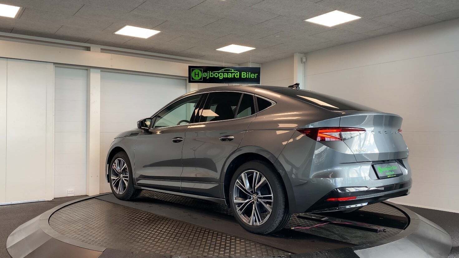 Grå Skoda Enyaq fra 2023
