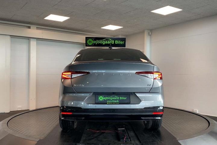 Grå Skoda Enyaq fra 2023