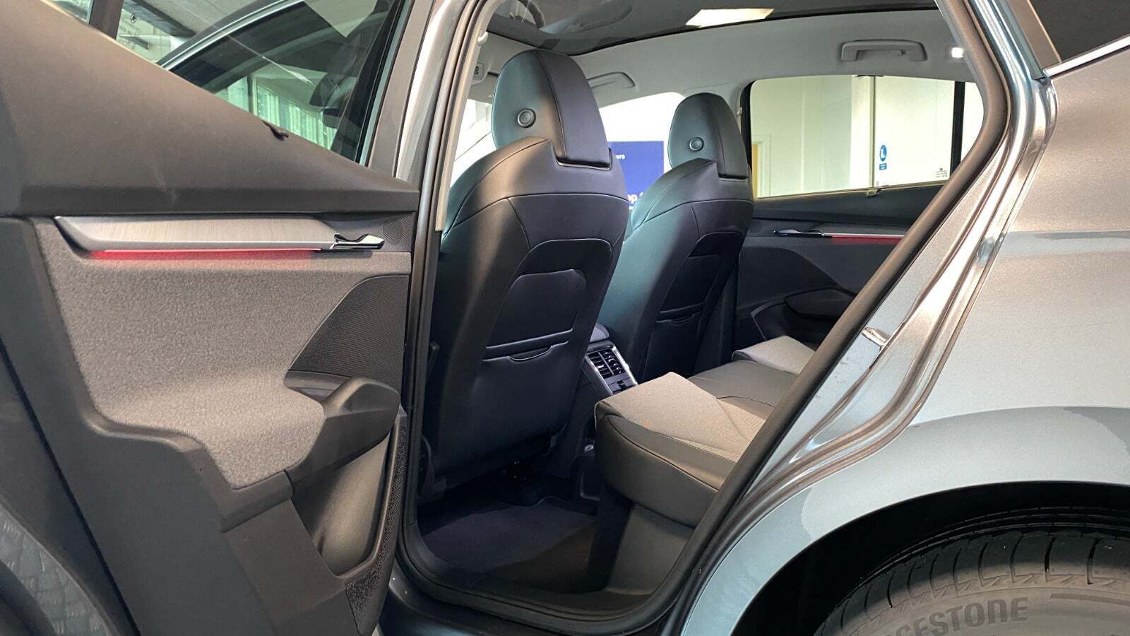 Grå Skoda Enyaq fra 2023