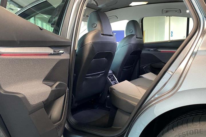 Grå Skoda Enyaq fra 2023