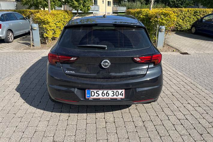 Sort Opel Astra fra 2016