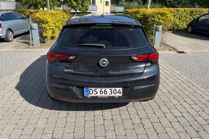 Sort Opel Astra fra 2016