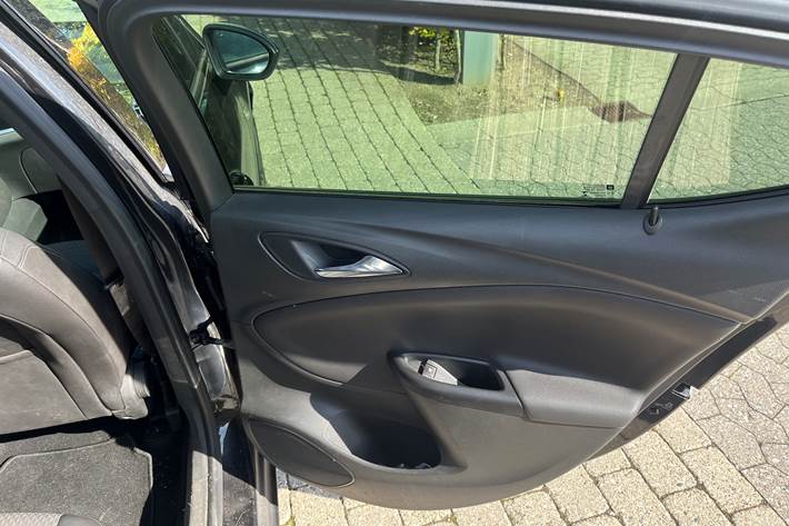 Sort Opel Astra fra 2016