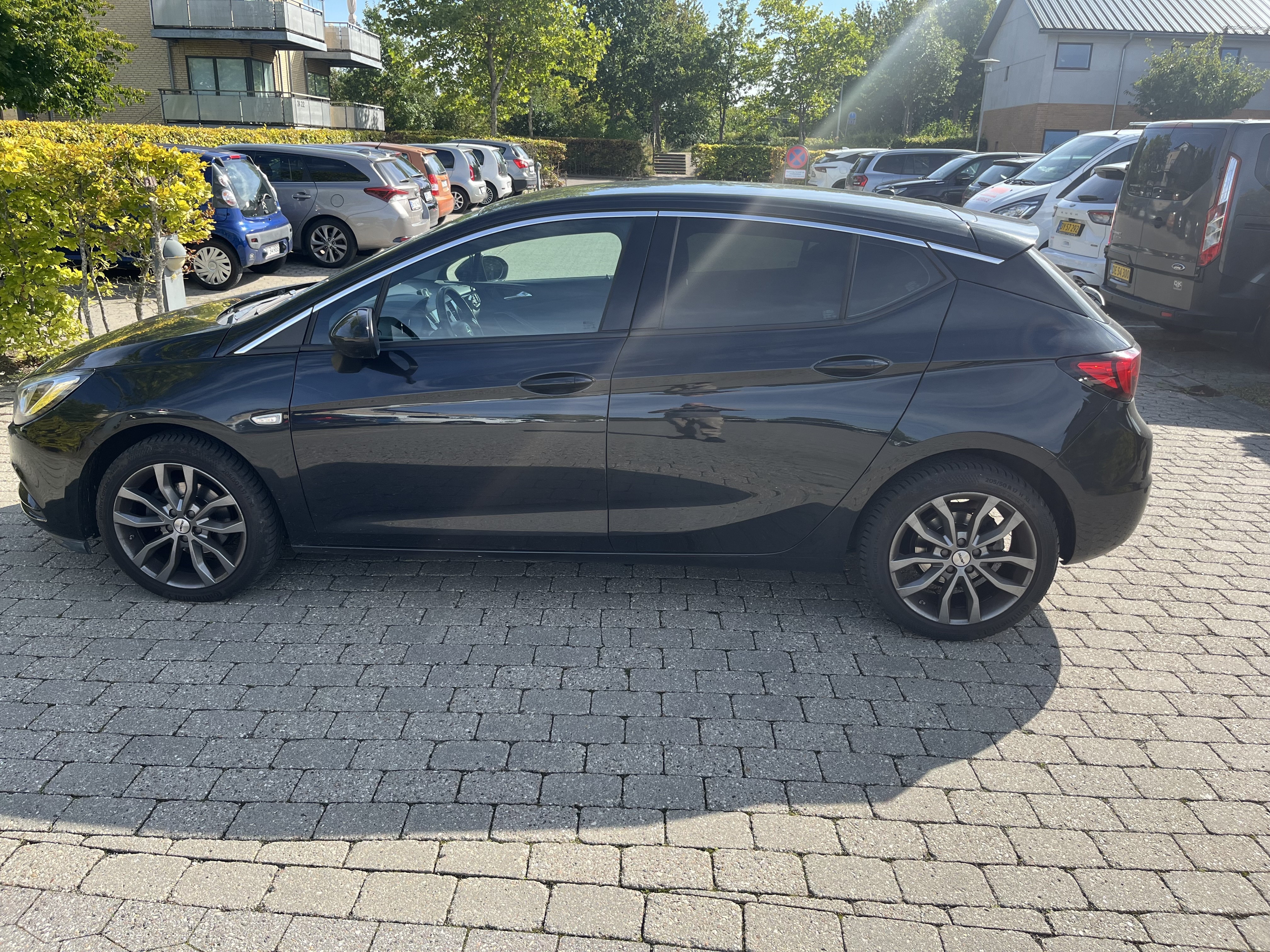Sort Opel Astra fra 2016