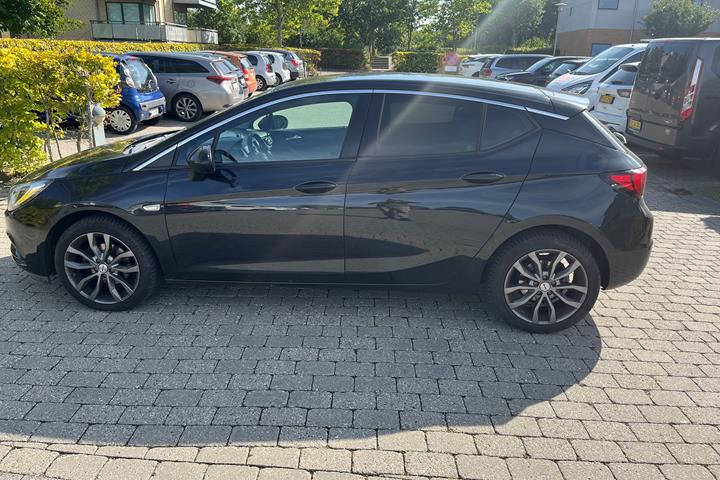 Sort Opel Astra fra 2016
