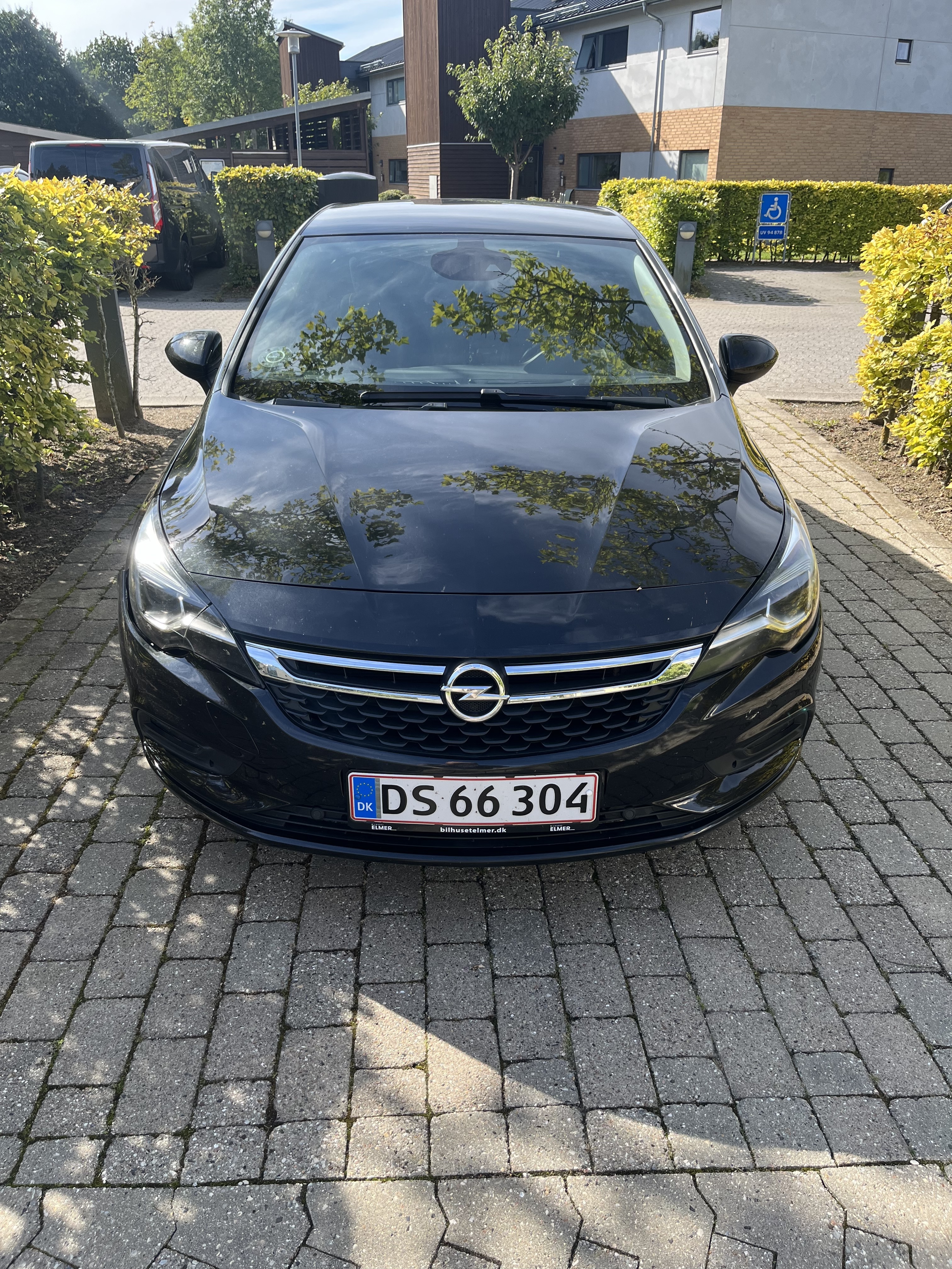 Sort Opel Astra fra 2016