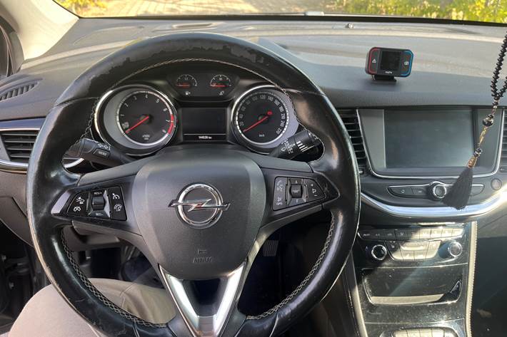 Sort Opel Astra fra 2016