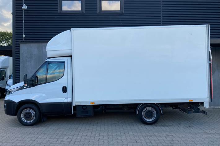 Hvid Iveco Daily fra 2015