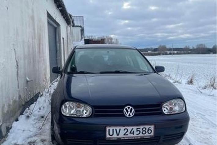 Blå VW Golf fra 2002
