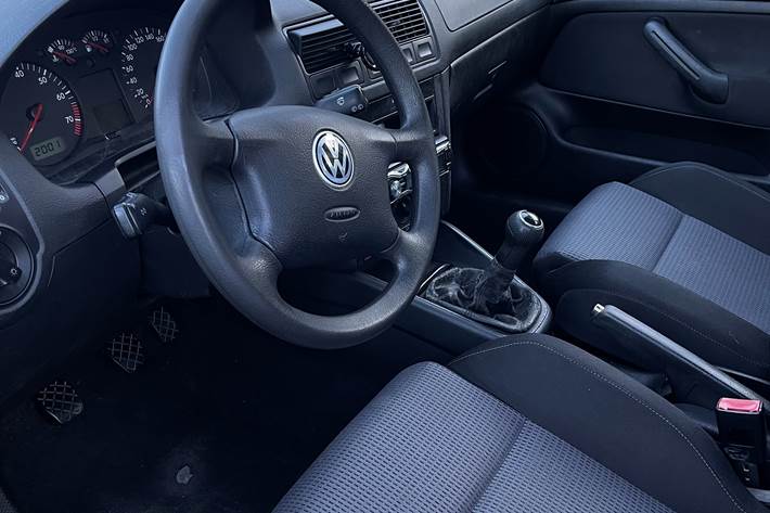 Blå VW Golf fra 2002