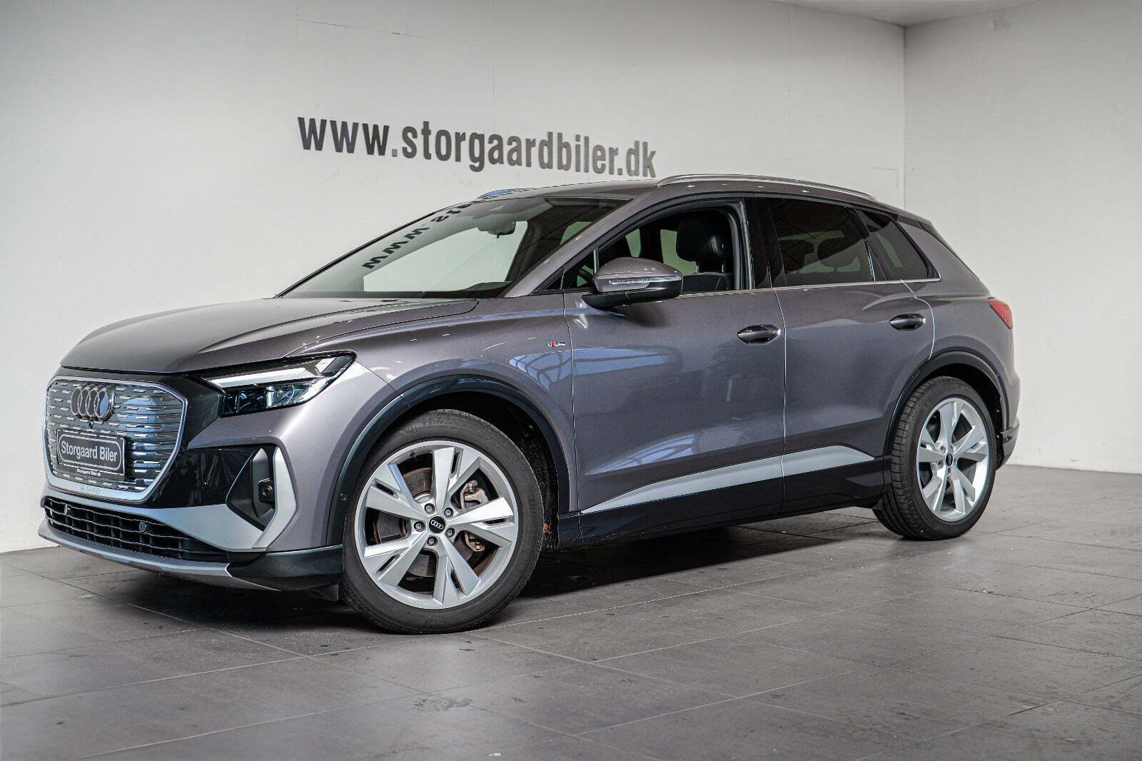 Sølv Audi Q4 e-tron fra 2023 set udefra