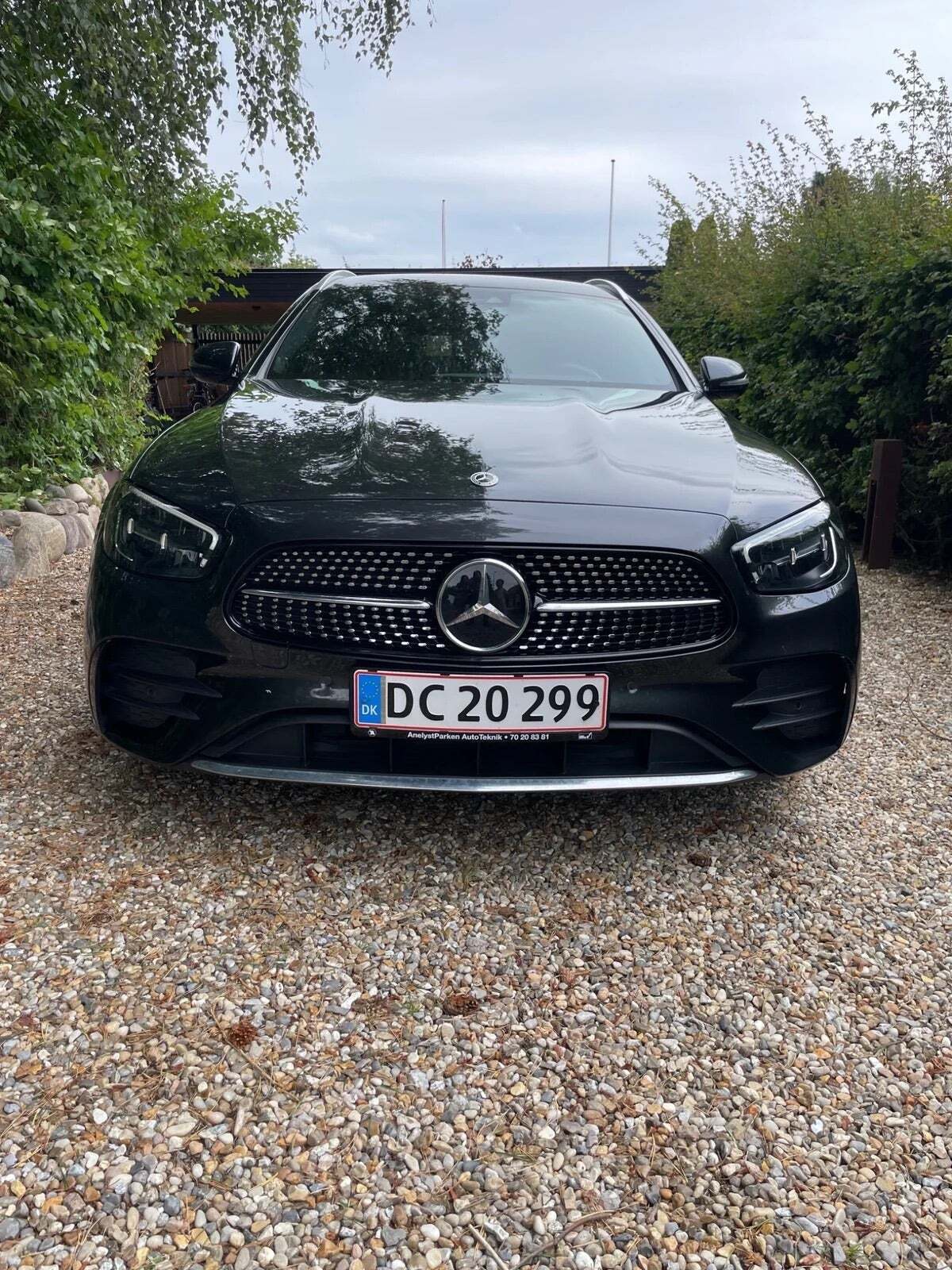 Grå Mercedes E300 de fra 2022