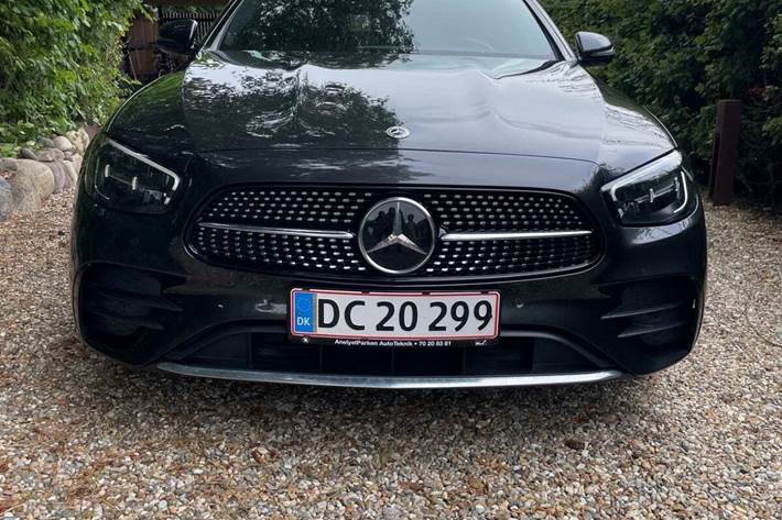 Grå Mercedes E300 de fra 2022