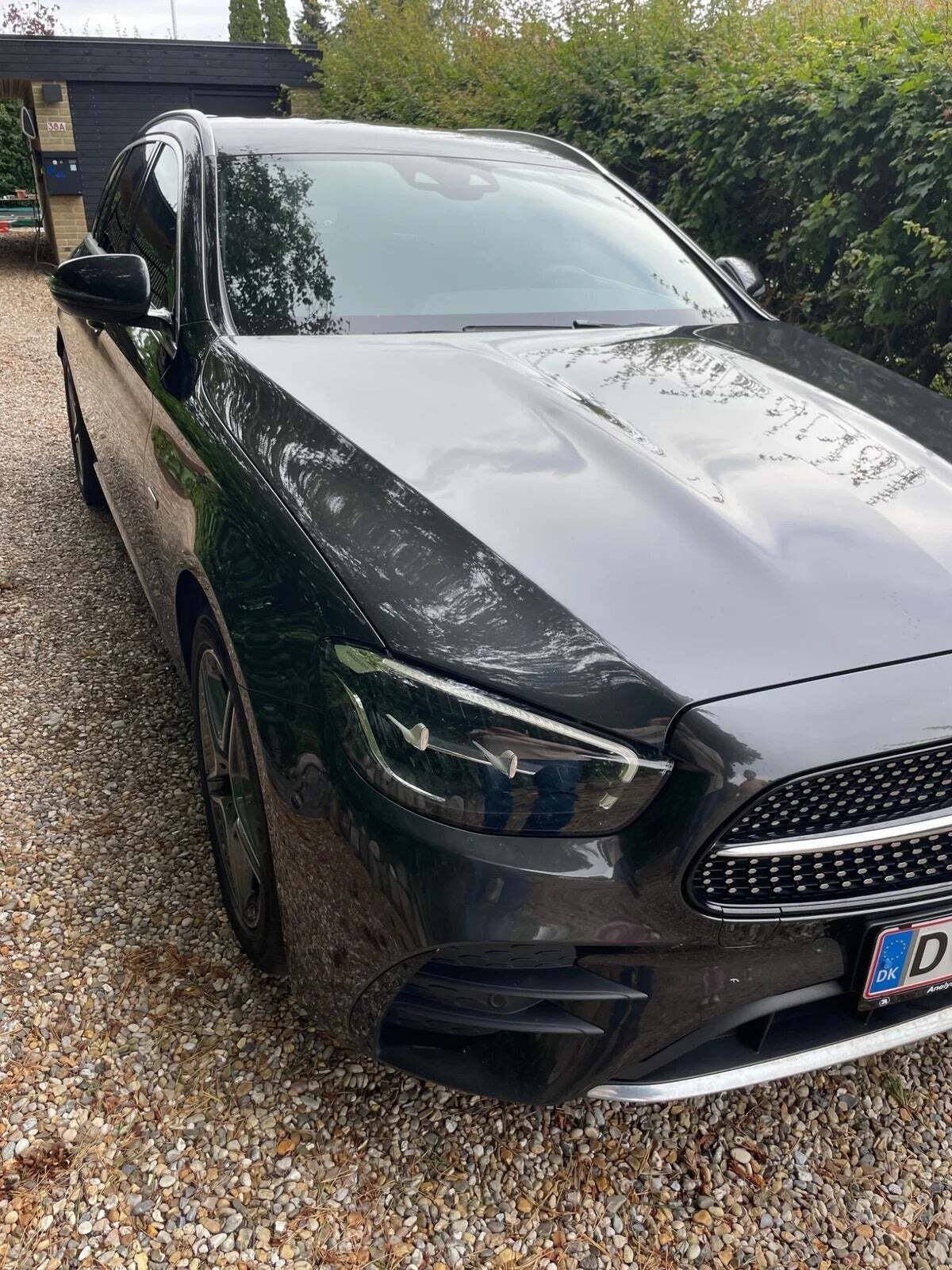 Grå Mercedes E300 de fra 2022