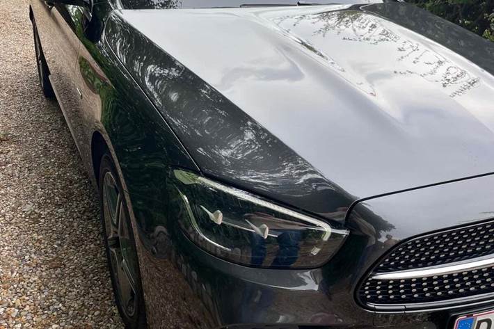 Grå Mercedes E300 de fra 2022