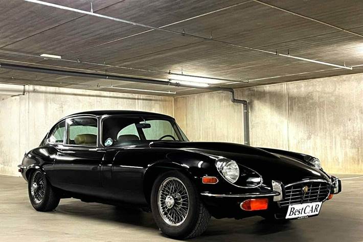 Sort Jaguar E-Type fra 1972 set udefra