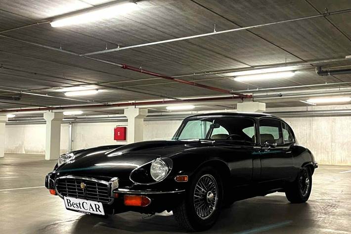 Sort Jaguar E-Type fra 1972 set udefra