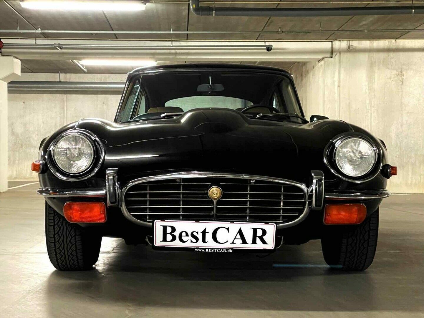 Sort Jaguar E-Type fra 1972 set udefra