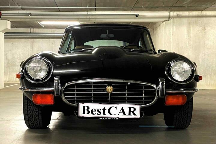 Sort Jaguar E-Type fra 1972 set udefra