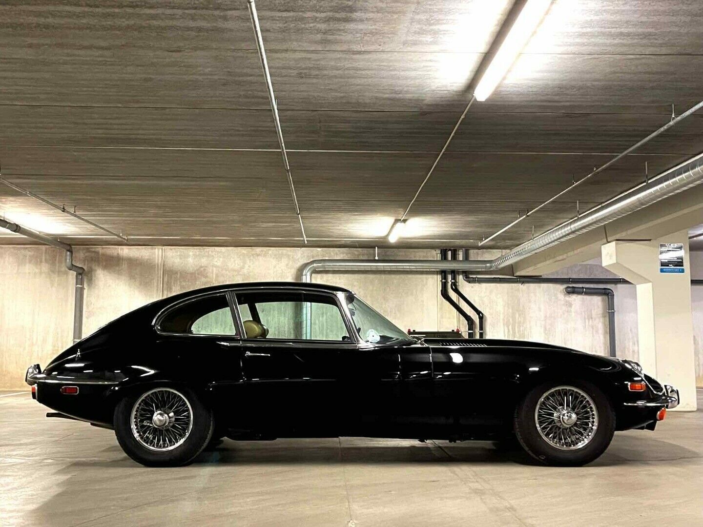 Sort Jaguar E-Type fra 1972 set udefra