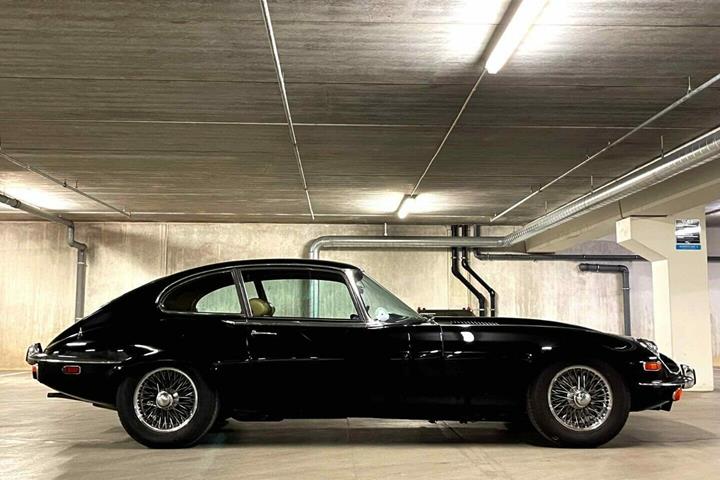 Sort Jaguar E-Type fra 1972 set udefra