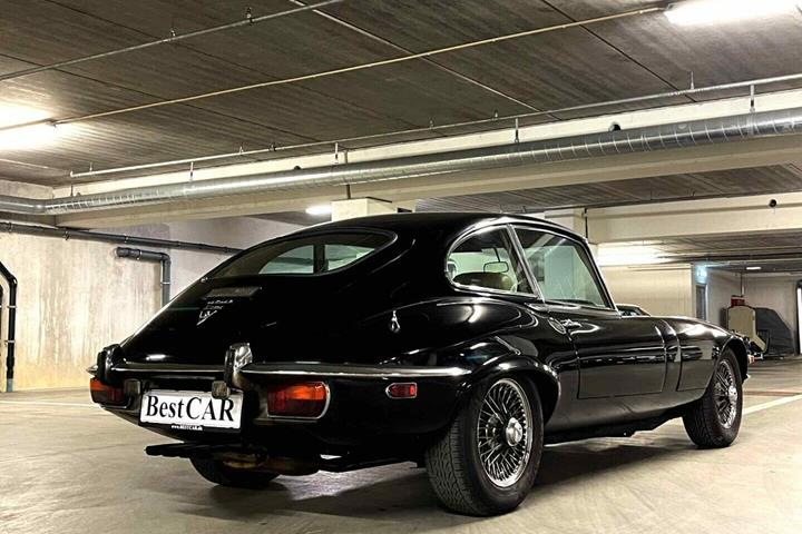 Sort Jaguar E-Type fra 1972 set udefra
