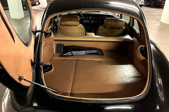 Sort Jaguar E-Type fra 1972 set udefra