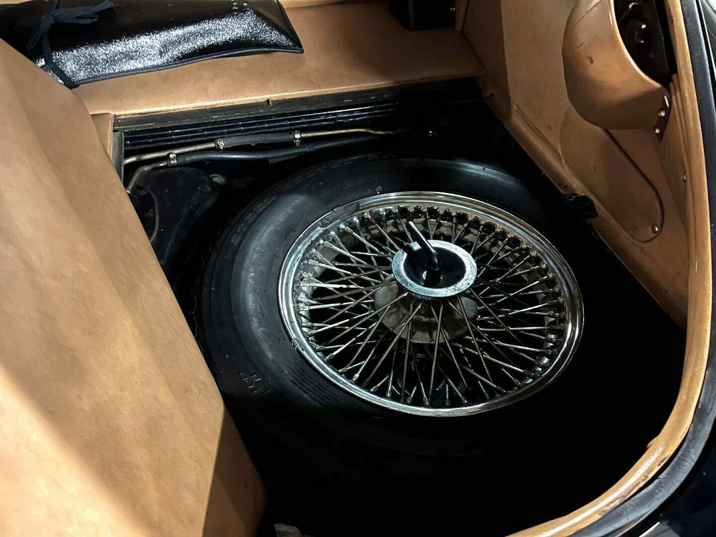 Sort Jaguar E-Type fra 1972 set indefra