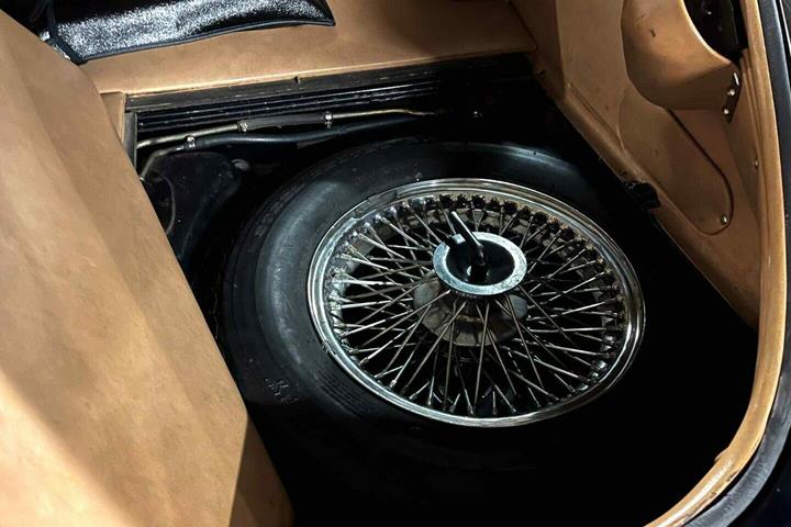 Sort Jaguar E-Type fra 1972 set indefra