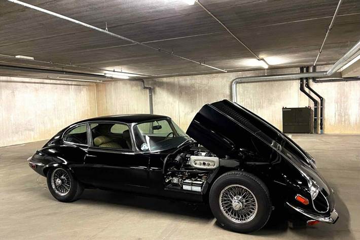 Sort Jaguar E-Type fra 1972 set udefra