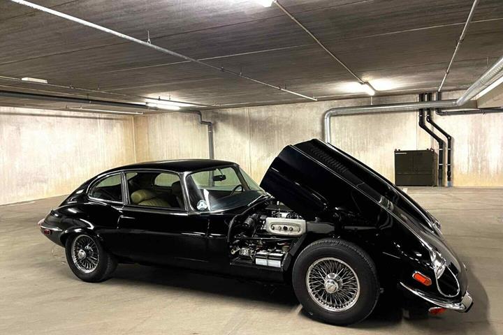 Sort Jaguar E-Type fra 1972 set udefra