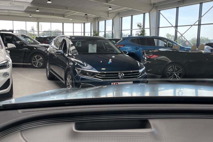 Grå Mercedes EQC400 fra 2021