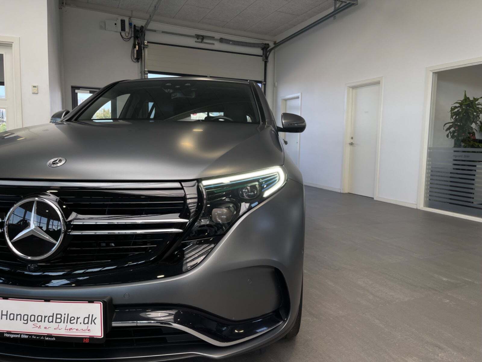 Grå Mercedes EQC400 fra 2021