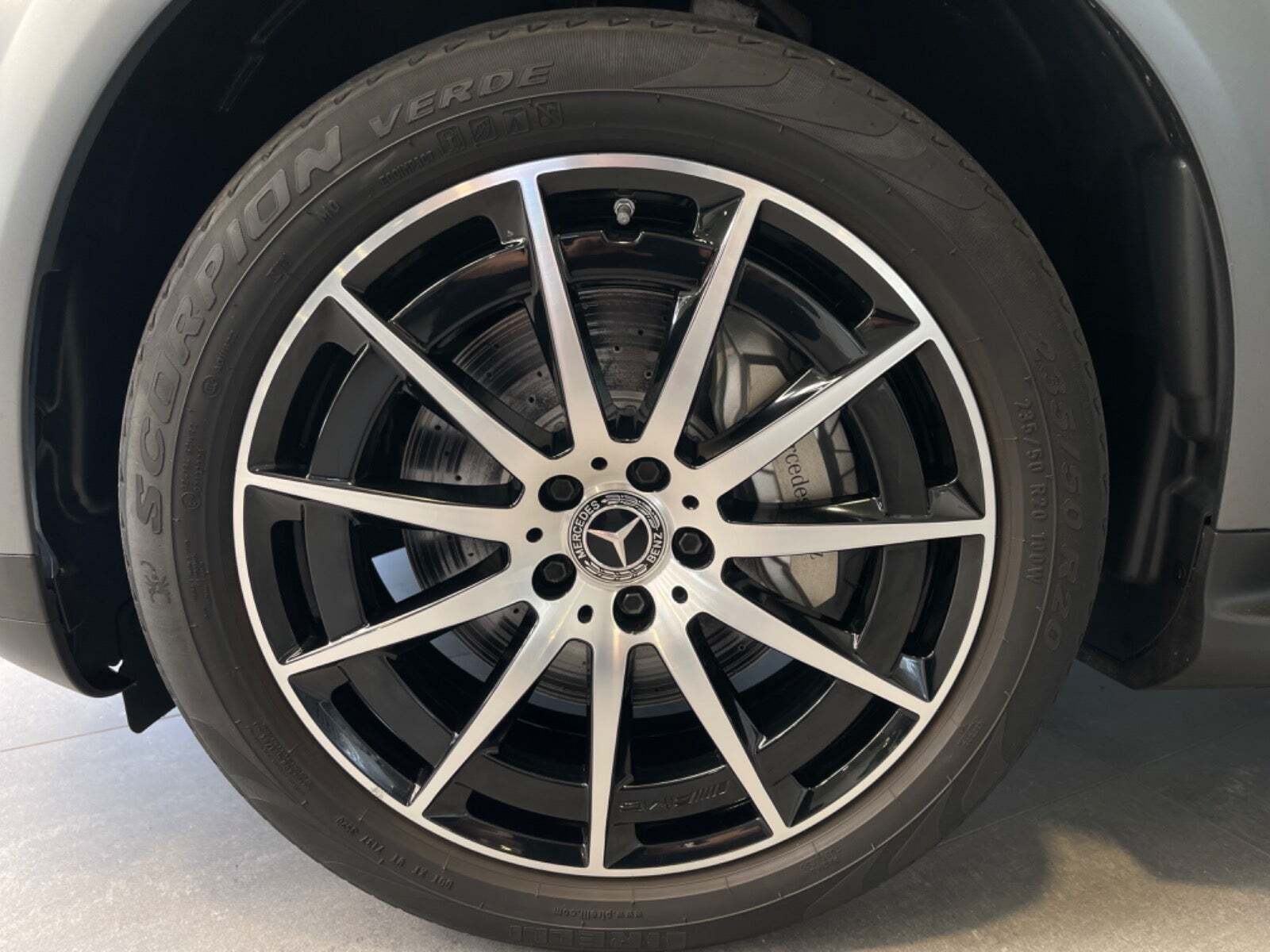 Grå Mercedes EQC400 fra 2021