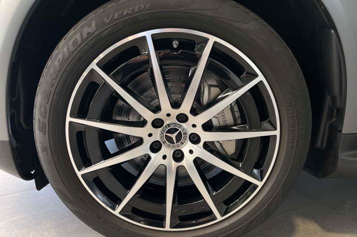 Grå Mercedes EQC400 fra 2021